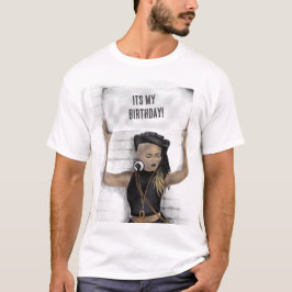 Zwart meisje met een teken t-shirt