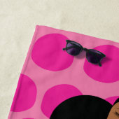 Zwart Meisje op Roze, Zwart, Groen en Wit Strandlaken (In situ)