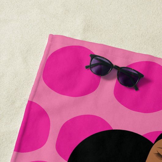 Zwart Meisje op Roze, Zwart, Groen en Wit Strandlaken (In situ)