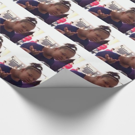 Zwart meisje wat meme cadeaupapier (Hoek)