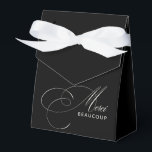 Zwart Merci Beaucoup Elegante Calligrafie Dank U W Bedankdoosjes<br><div class="desc">Minimalisme met een elegante twist in dit tijdloze ontwerp van een bedankdoos met mooie kalligrafie in ivoorbeige waarin Merci staat en het woord BEAUCOUP in modern sans serif op een chic zwarte achtergrond. De combinatie is smaakvol en klassiek. Dit ontwerp is een prachtige keuze voor zakelijke of persoonlijke gelegenheden, bruiloften,...</div>