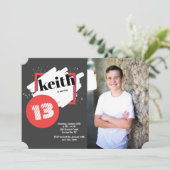 Zwart met rode details horizontale fotouitnodiging kaart (Staand voorkant)
