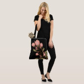 Zwart met roze bloemen tote bag (Op model)
