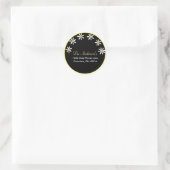 Zwart met White Daisies Adresetiketten Ronde Sticker (Tas)