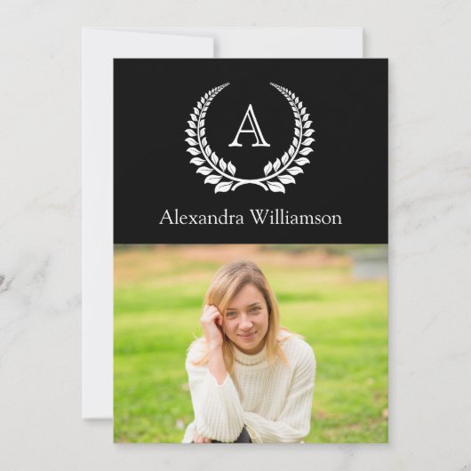 Zwart met White Monogram Laurel Photo Afstuderen Kaart (Voorkant)