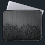 Zwart metalen achtergrond en zwarte Paisley kant Laptop Sleeve<br><div class="desc">Zwart geborsteld aluminium druk en zwarte zwarte paisleykant. Aangepast en optioneel monogram.</div>