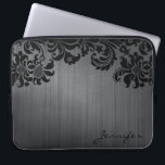 Zwart metalen aluminium in penseelpenselen laptop sleeve<br><div class="desc">Zwart geborsteld aluminium metaal patroon ziet er uit en zwarte   florale damasjes. Aangepast en optioneel monogram. Beschikbaar op andere producten</div>