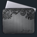Zwart metalen aluminium in penseelpenselen laptop sleeve<br><div class="desc">Zwart geborsteld aluminium metaal patroon ziet er uit en zwarte   florale damasjes. Aangepast en optioneel monogram. Beschikbaar op andere producten</div>