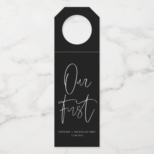 Zwart Minimalistisch Handgeschreven Script Onze Ee Flessenhanger (Voorkant)