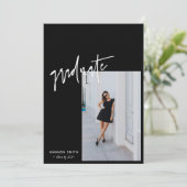 Zwart Minimalistisch Modern Script Foto Afstuderen Aankondiging (Staand voorkant)