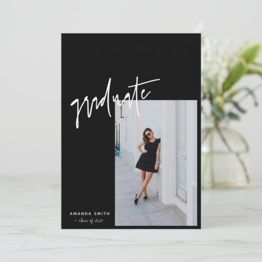 Zwart Minimalistisch Modern Script Foto Afstuderen Aankondiging (Staand voorkant)