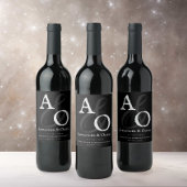 Zwart minimalistisch monogram bruiloft wijn etiket