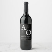 Zwart minimalistisch monogram bruiloft wijn etiket (Voorkant)