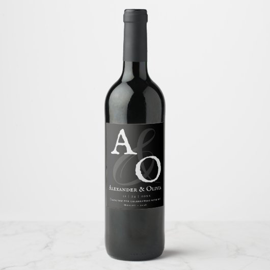 Zwart minimalistisch monogram bruiloft wijn etiket (Voorkant)