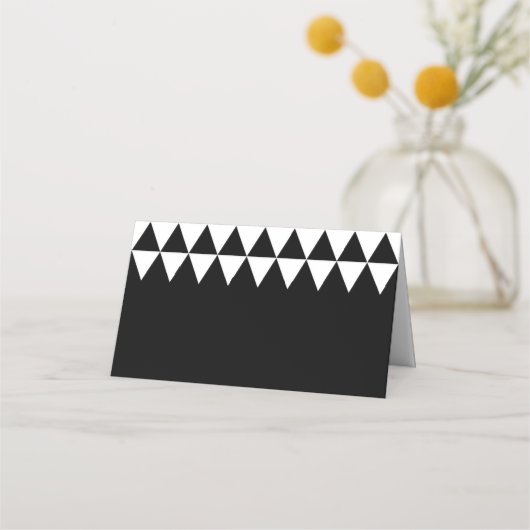 Zwart minimalistisch naamwit driehoekspatroon plaatskaartje (Voorkant)