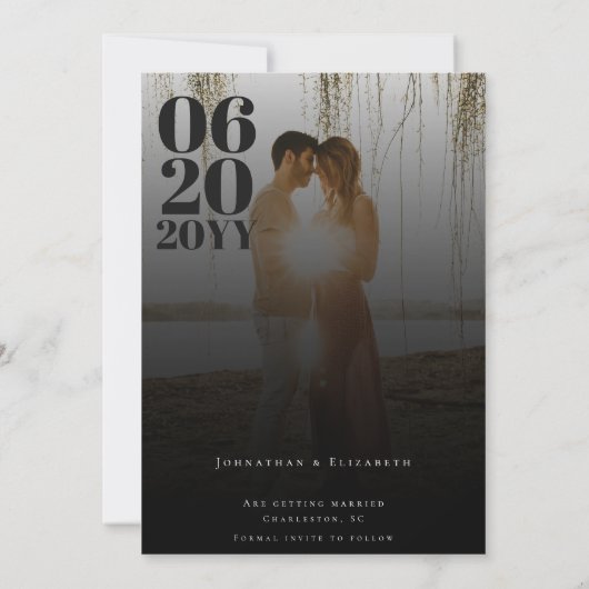 Zwart minimalistisch vet type foto save the date (Achterkant)