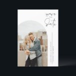 Zwart minimalistische kalligrafie foto save the date<br><div class="desc">Kondig uw huwelijksdatum aan familie en vrienden met dit aan te passen bewaar de datumkaart. Het beschikt over minimalistische kalligrafie en een gebogen fotoformaat. Personaliseer deze minimalistische bewaar de datumkaart door uw foto- en trouwgegevens toe te voegen. Deze foto bewaar de datumaankondiging is ook beschikbaar in andere kleuren.</div>
