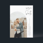 Zwart minimalistische kalligrafie foto save the date<br><div class="desc">Kondig uw huwelijksdatum aan familie en vrienden met dit aan te passen bewaar de datumkaart. Het beschikt over minimalistische kalligrafie en een gebogen fotoformaat. Personaliseer deze minimalistische bewaar de datumkaart door uw foto- en trouwgegevens toe te voegen. Deze foto bewaar de datumaankondiging is ook beschikbaar in andere kleuren.</div>