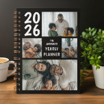 Zwart Modern 4 foto collage jaarlijks Planner<br><div class="desc">Kun je niet één favoriete foto kiezen? Waarom geen 4! Met onze unieke fotocollage-planner kunt u uw beste momenten koesteren terwijl u uw toekomst bijhoudt! Uw herinnering,  jouw tekst,  uw jaar om te vieren!</div>