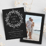 Zwart Modern Boho Wildflower trouwfoto Save The Date<br><div class="desc">Deze elegante bruiloft bewaar de datumkaart is voorzien van wilde bloemen silhouet krans met uw foto op de achterkant. Voor meer geavanceerde aanpassing van dit ontwerp,  klikt u op de BLUE DESIGN TOOL BUTTON hierboven!</div>