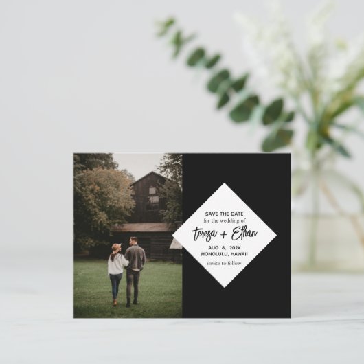 Zwart Modern Chic Bewaar de datum Fotocollage Briefkaart (Staand voorkant)