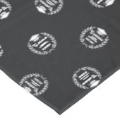 Zwart Modern Custom School Logo Pattern Afstuderen Tafelkleed (Gekanteld)