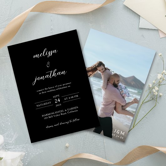 Zwart Modern Elegant Fotoscript Monogram Huwelijk Kaart