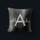 Zwart Modern geborsteld metaal Monogram Naam Kussen<br><div class="desc">Moderne en elegante zwarte Folie geborsteld metalen monogram naam en Initialen kussen. Het kussen maakt het perfecte verjaardagscadeau of kerstcadeau voor iemand die haar kamer in stijl inricht.</div>