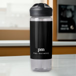 Zwart Modern Minimal Custom Monogram en Naam Waterfles<br><div class="desc">Eenvoudig en strak, dit ontwerp van de douanewaterfles heeft moderne typografie die uw monogram initialen in lager hoesje type gezicht met jouw naam in alle petten in een kleinere doopvontgrootte uitspelt die onder uw monogram voor een professionele hedendaagse blik wordt geplaatst. Neem deze aantrekkelijke gepersonaliseerde waterfles mee, wie je ook...</div>