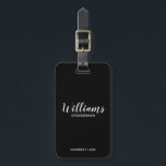 Zwart modern script - Aangepaste Groomsmen Bagagelabel<br><div class="desc">Modern Script Gepersonaliseerde Groomsmen Bagagelabel met gepersonaliseerde groomsman's naam in wit modern script lettertype stijl met titel en trouwdatum in modern sans serif lettertype stijl op zwarte achtergrond. Ook perfect voor Maid of Honor,  Bloemenmeisje,  Moeder van de Bruid,  Groomsmen,  Beste man en meer.</div>