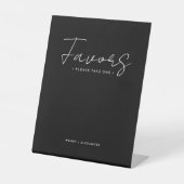 Zwart Modern Script Wedding Favors Reclamebord Met Voetstuk (Voorkant)