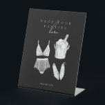Zwart Moderne Lingerie Douche Spelletjes Reclamebord Met Voetstuk<br><div class="desc">Black Modern Lingerie Shower Games Pedestal Sign Maak je klaar om een scheutje sas toe te voegen aan je bruidsbash met deze Black Modern Lingerie Shower Invitation! Het is de ultieme mix van chique en speels, ideaal voor een lingerie thema vrijgezellenfeest of vrijgezellenfeest. Het strakke zwarte ontwerp zet een verfijnde...</div>