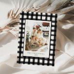 Zwart Moderne Retro Plakken Familie Foto Xmas Feestdagenkaart<br><div class="desc">Deze seizoensgebonden kerstkaart is voorzien van natuurlijke handgetekende gingham plaid,   geïnspireerde vakantiekleuren en leuke organische typografie.</div>