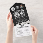 Zwart mono fotocirkels strepen 90th Birthday All In One Uitnodiging<br><div class="desc">Vet eenvoudig zwart-wit fotosjabloon voor zwart-wit en zwart-witfotosjabloon voor de 90e verjaardag van de feestdag. Pas deze afneembare mijlpaalverjaardagsuitnodiging aan met de details van je eigen verjaardagsfeestdag en tot zes verschillende foto's van de verjaardagsjongen of het meisje. Nodig komt met een eenvoudige afneembare RSVP antwoordkaart uit waar u een lied...</div>