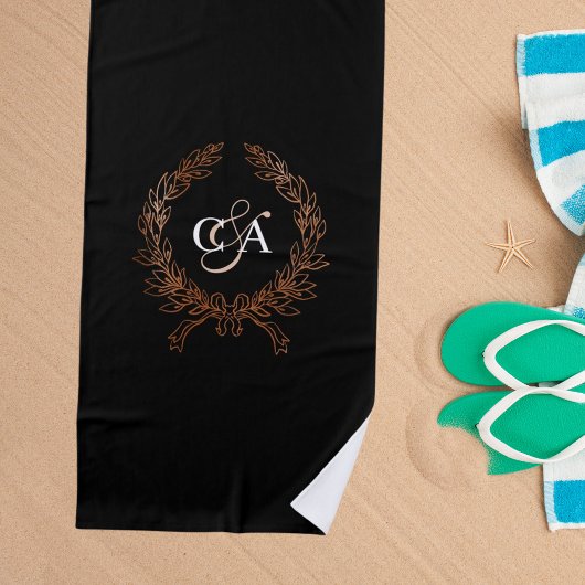 Zwart monogram initialen krans roos gouden huwelij strandlaken