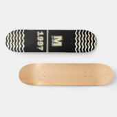 zwart Monogram jaarnummer Persoonlijk Skateboard (Horizontaal)