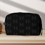 Zwart Monogram Patroon, Modern Monogrammed Mannen Toilettasje<br><div class="desc">Verhoog uw reis- en sportuitrusting met deze zwarte Monogram Pattern Dopp Kit Bag, waar eenvoud samengaat met moderne elegantie. Met een slank monogrampatroon verweven met gepersonaliseerde typografie, is dit duffel ontworpen in een klassieke zwarte kleur, waardoor het het perfecte accessoire is voor fitnessliefhebbers, dansers en buitenavonturiers. Het moderne, trendy lettertype...</div>