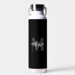 Zwart monogram penseelscript waterfles<br><div class="desc">Vet serif monogram in combinatie met handgeschreven penseelkalligrafie.</div>
