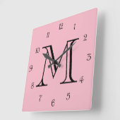 Zwart monogram-scriptnummers op roze wcn vierkante klok (Hoek)