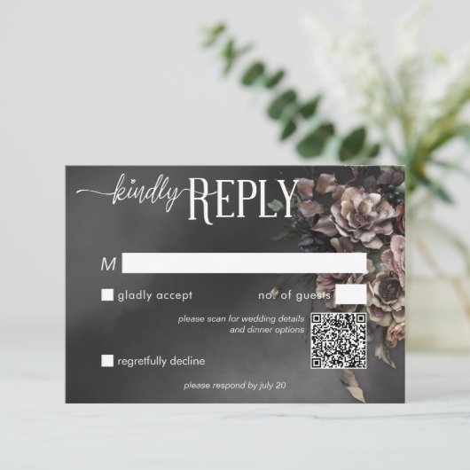 Zwart Moody Gotische Bloemen & Mist QR Code RSVP Kaartje (Staand voorkant)