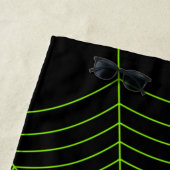 Zwart neongroen spinweb Halloween patroon Strandlaken (In situ)