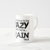 Zwart niet gek, we trainen je grappige collega. porselein kop (Voorkant rechts)