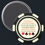 Zwart Off White Poker Chip Casino De datum opslaan Magneet<br><div class="desc">Vertroebel je gasten door ze deze zwart-witte pokerchip te sturen,  sla de datummagneten op om op hun koelkast te plaatsen. Ze wachten met spanning op de formele uitnodiging voor deze zeker leuke bruiloft!</div>