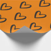 Zwart op oranje handgetekende harten cadeaupapier (Hoek)
