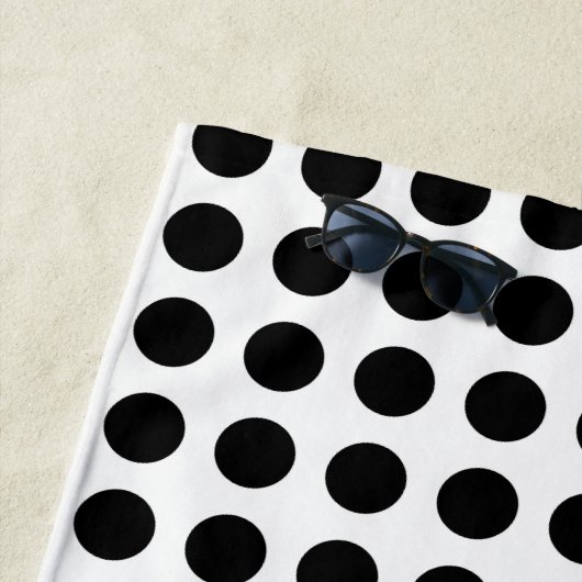 Zwart op Wit Groot Grootte Horizontale Polka Dots Strandlaken (In situ)