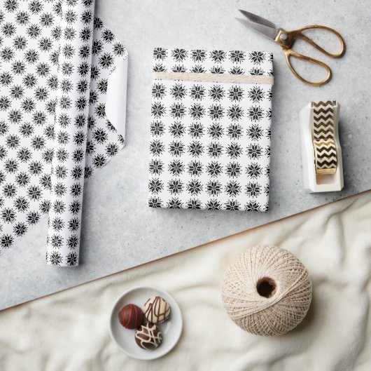 Zwart op wit Nordic Pixel Snowflake Patroon Cadeaupapier (Crafts)