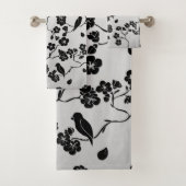 Zwart op zilveren patroonvogels en Cherry Blossom Bad Handdoek (Insitu)