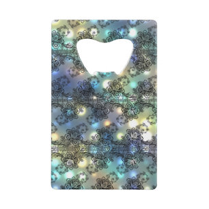 Zwart oppervlak boven zacht papier — hooglichten creditkaart flessenopener