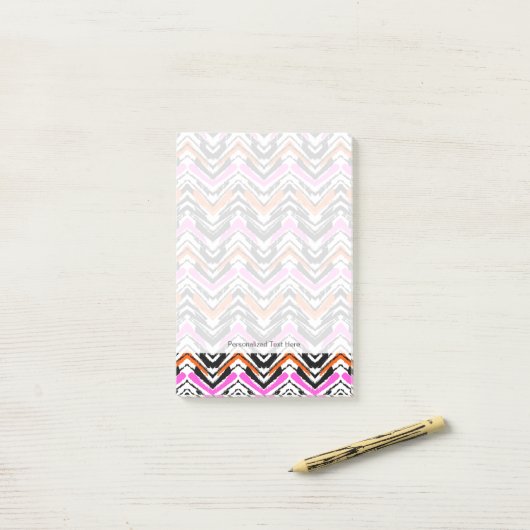 Zwart, Oranje en roze hand getekend Chevron Patter Post-it® Notes (Op bureau)
