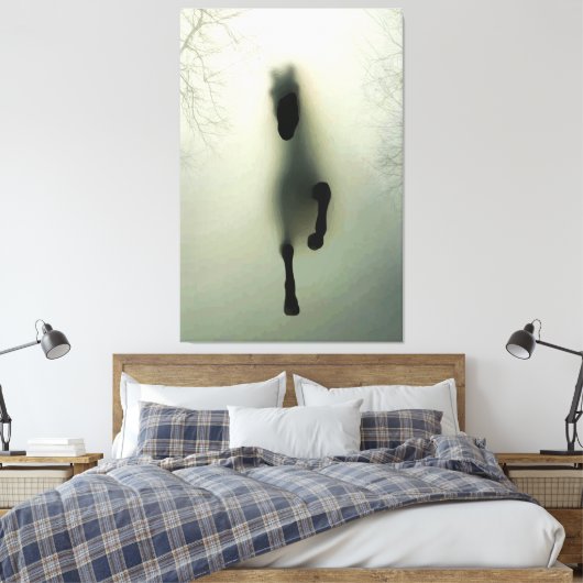 Zwart paard dat in het bos loopt canvas afdruk (Insitu (Slaapkamer))